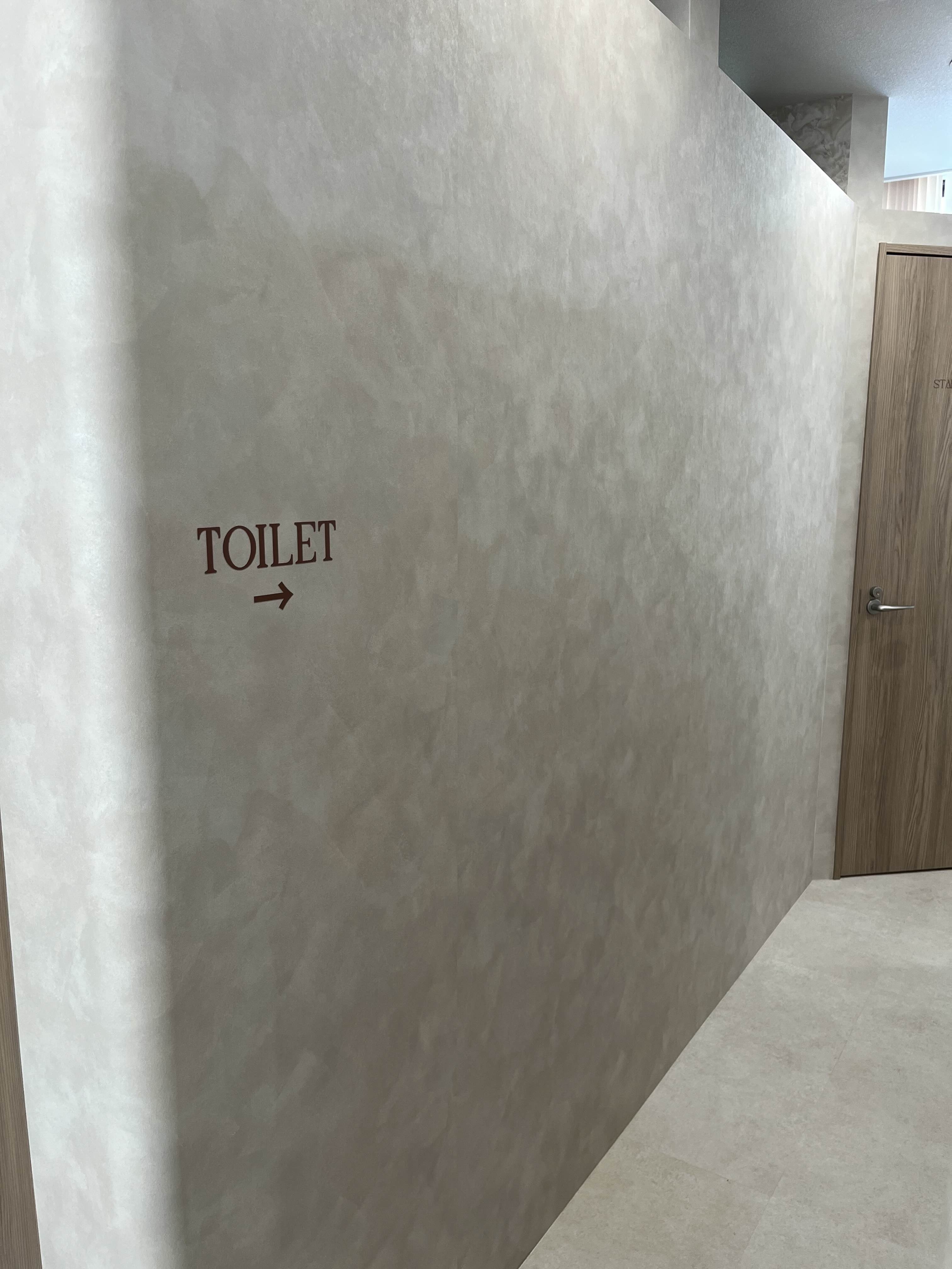 TOILETサイン付き壁と扉